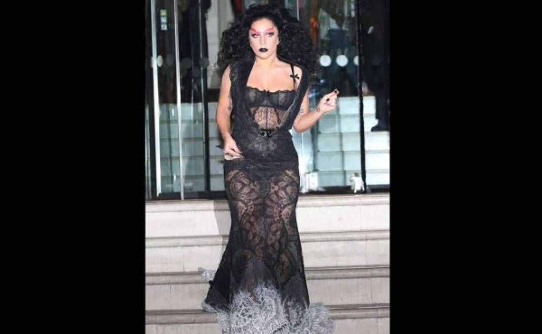 Lady Gaga escogió un look medio siniestro para acudir a un conocido pub londinense.