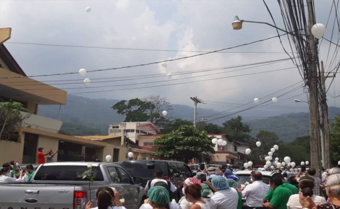 La caravana recorrió los diferentes lugares donde trabajó el doctor Luis Enamorado.