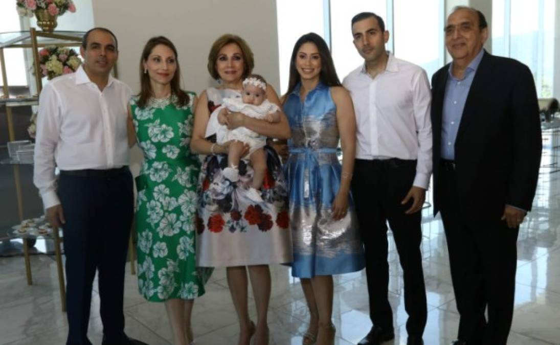 Nancy Marie Handal Pineda junto a sus abuelos y tíos paternos.