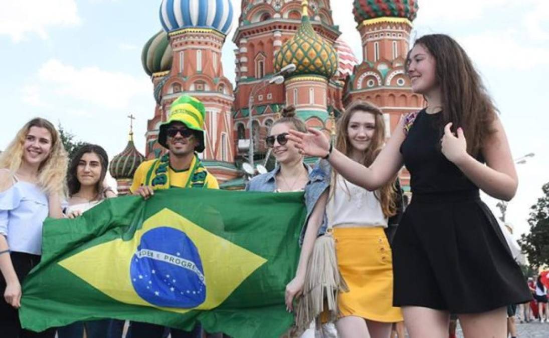 Un brasileño acompañado de tres chicas muy guapas. Foto Efe