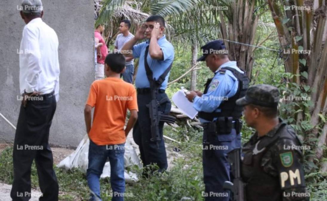 La mamá del joven dijo que ella les acababa servir comida a su hijo y sus amigos cuando sujetos la encerraron en un cuarto y la obligaron a guardar silencio.