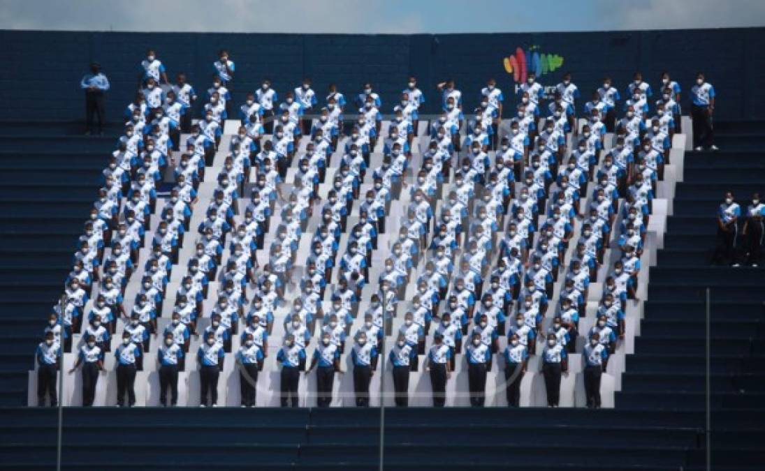 Las gradas del estadio lucieron la combinación de colores de nuestra Bandera.