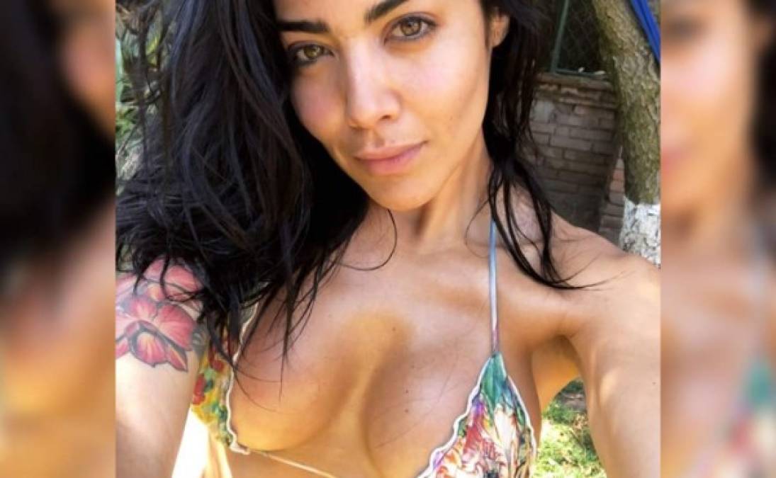 La modelo colombiana encendió las redes con sus fotos disfrutando del sol de verano.