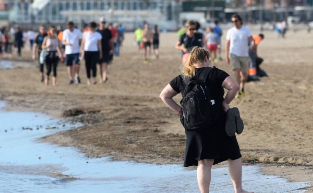 Muchos ciudadanos se lanzaron en masa a calles y caminos para poder disfrutar del aire libre y el sol.