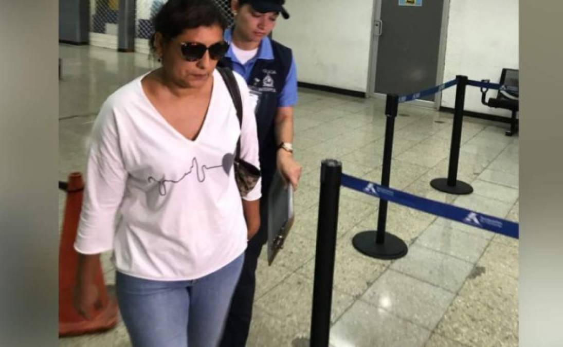 Una hondureña fue capturada este miércoles después de llegar deportada de Madrid, España, al aeropuerto Ramón Villeda Morales de San Pedro Sula. Karen Vanesa Cárcamo Flores (38) fue detenida por la Policía de Fronteras y la Interpol. A Flores se le imputa el delito de apropiación indebida en perjuicio de una empresa en San Pedro Sula.