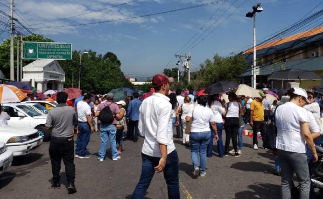 Varios accesos en la capital continúan bloqueados por las protestas que se desarrollan este lunes.