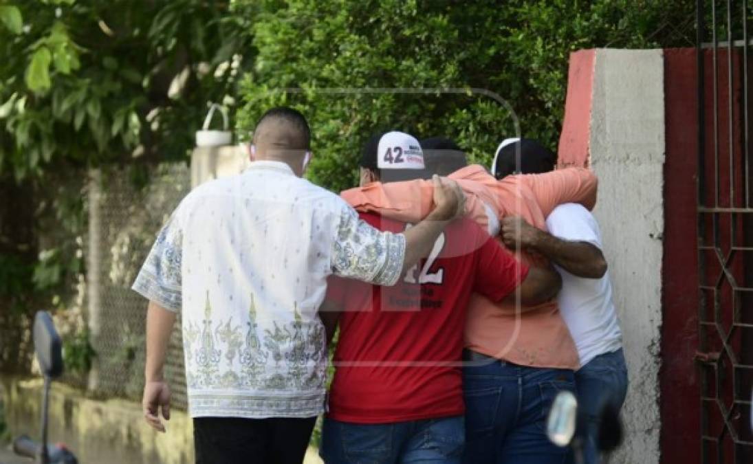 Familiares de Miguel Carrión llegaron rápido a la escena del crimen, pues en el edificio habían varias personas que les avisaron sobre el hecho ocurrido.