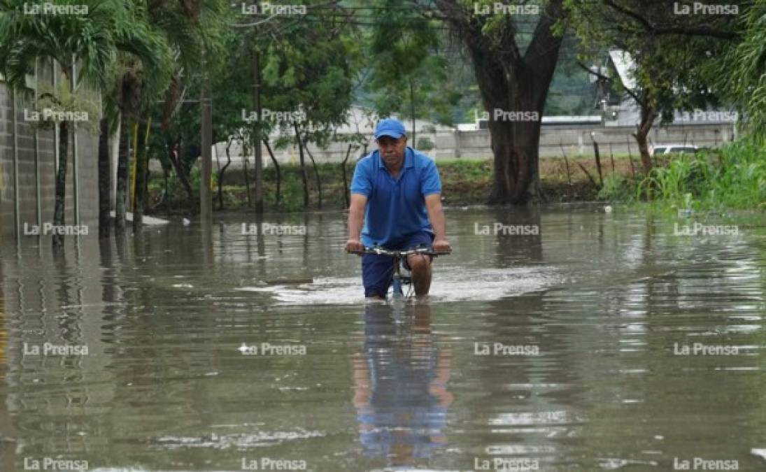 Las lluvias en la noche del miércoles y durante la mañana del jueves provocaron que las calles de la colonia Villa Asturias quedaran anegadas.