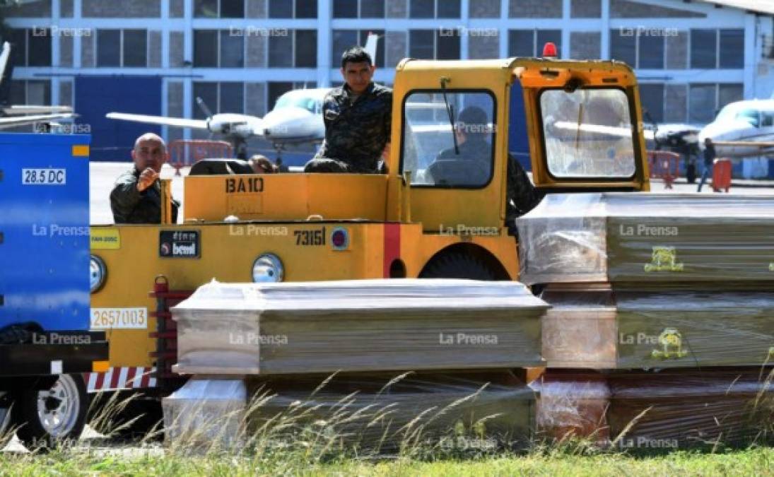 Dichos féretros llegaron antes del mediodia a Puerto Lempira. La Fuerza Naval se sumó con una lancha y otra particular a las labores de búsqueda de las personas desaparecidas, indicó el portavoz de la institución castrense.