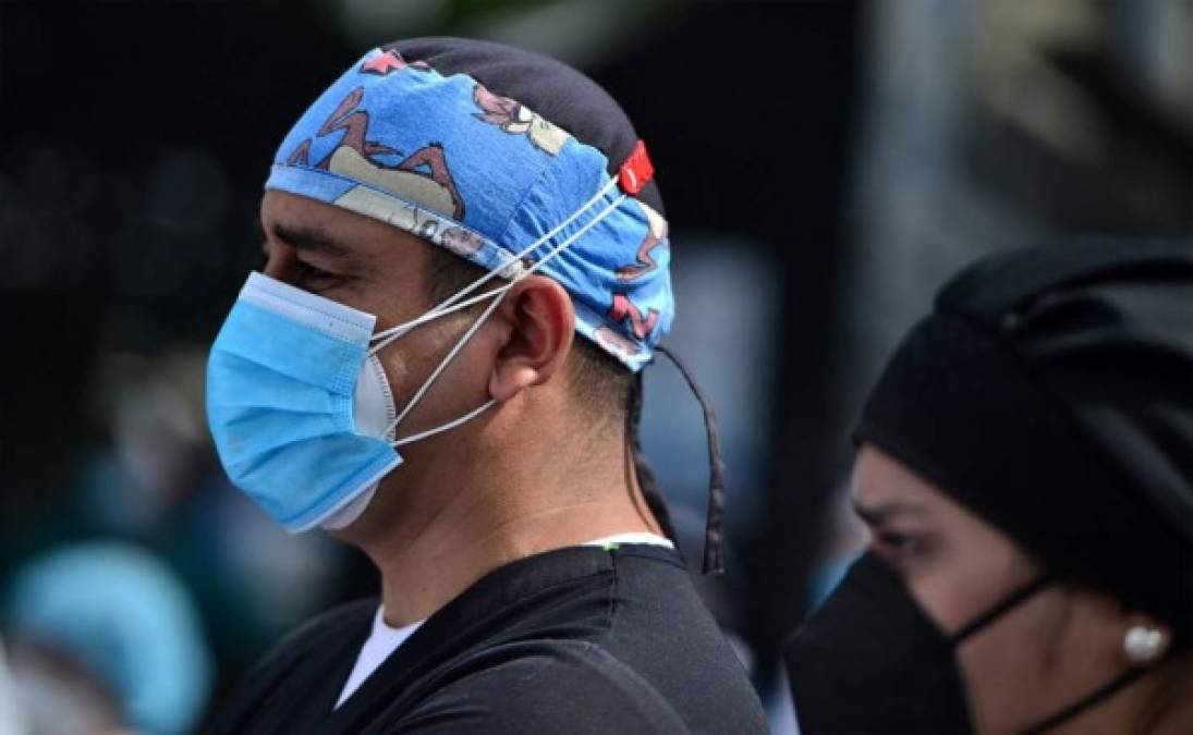 Tristeza en el último adiós de joven enfermero en la capital. Foto AFP