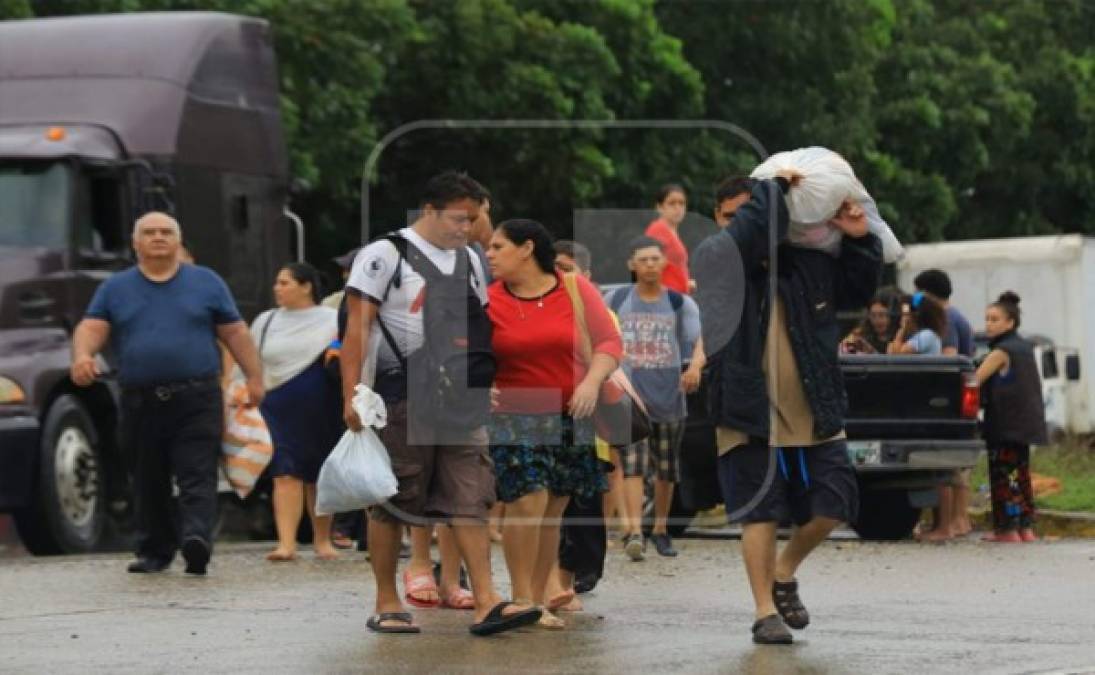Cuerpos de socorro llegaron hasta La Lima para atender a las familias afectadas por las inundaciones. Foto Melvin Cubas.