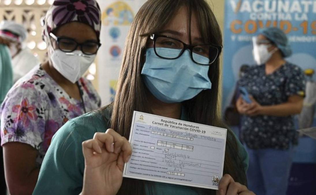Una mujer muestra un certificado luego de ser vacunada en la capital.