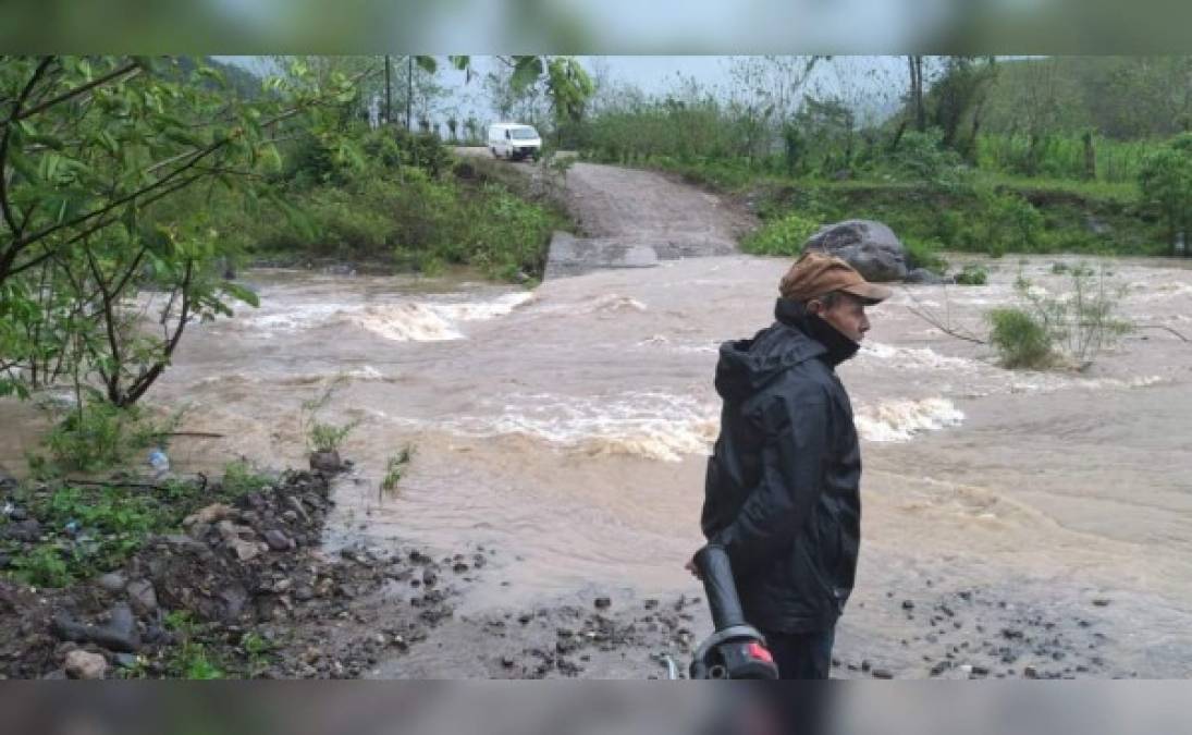 Contingencias (Copeco) reportaron que Júnior Javier Rodríguez fue rescatado de las embravecidas aguas del río Danto de La Ceiba luego que este intentó cruzarlo al regresar de su trabajo.
