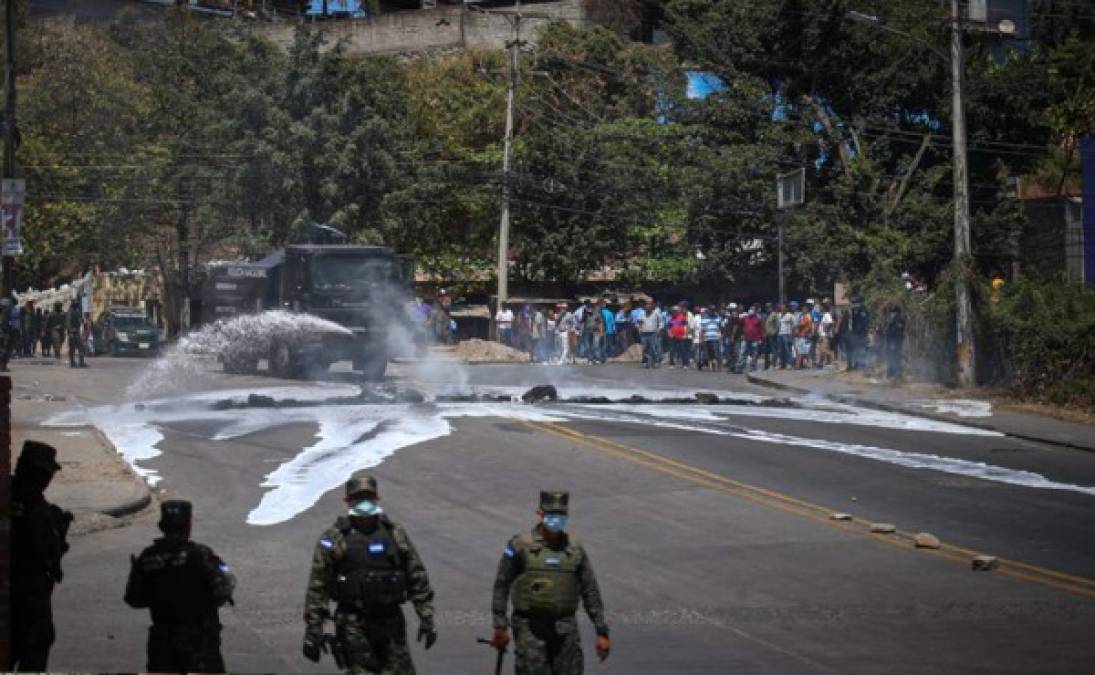 La Policía les exigió respetar el toque de queda establecido por el Gobierno y retornar a sus casas.