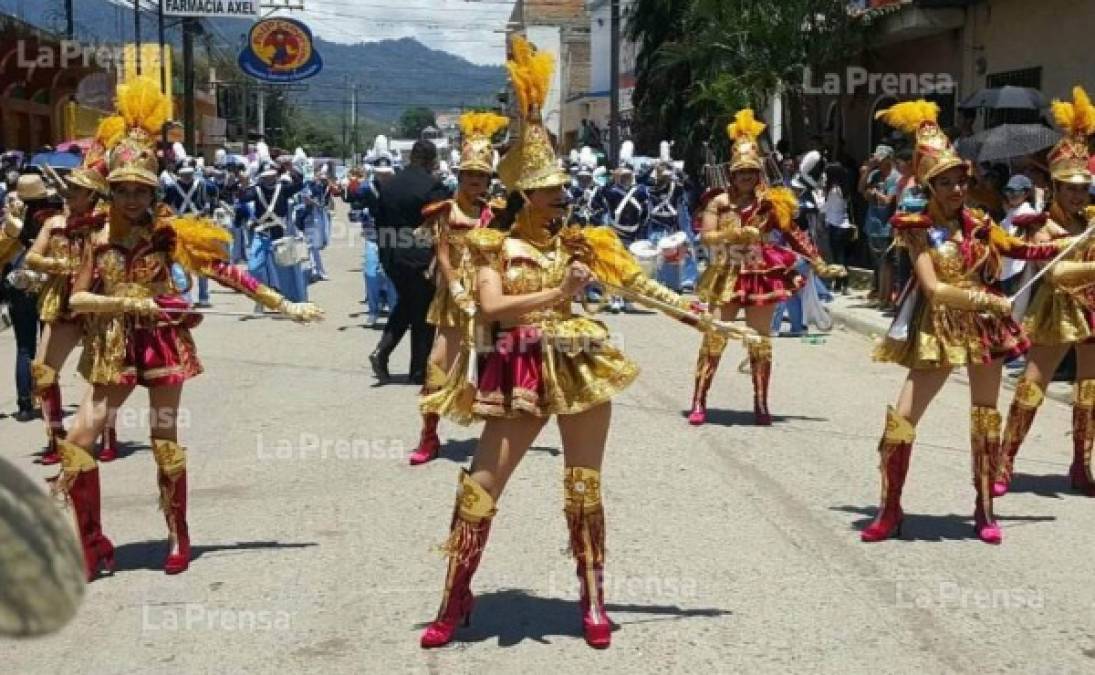 La chica se ganó los aplausos, no solo por su belleza sino por su acrobacia con el bastón. Es la palillona más bonita en los últimos 10 años en los desfiles de Honduras.