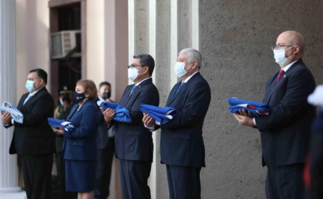 El gobernante hondureño Juan Orlando Hernández expresó que “nos preparamos con mucha anticipación para que el Bicentenario fuera una gran fiesta cívica que detonara a su máxima potencia el fervor patrio de cada hondureño”.<br/><br/>