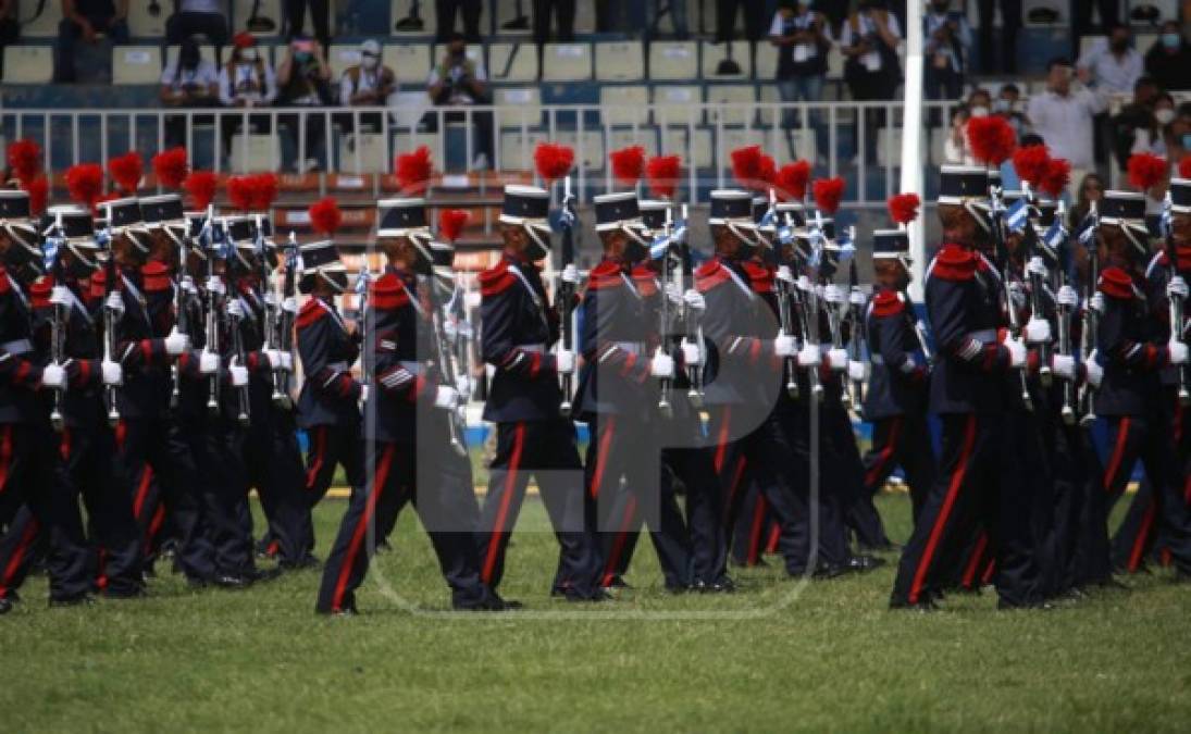 Cadetes también fueron parte de los desfiles dentro del estadio.