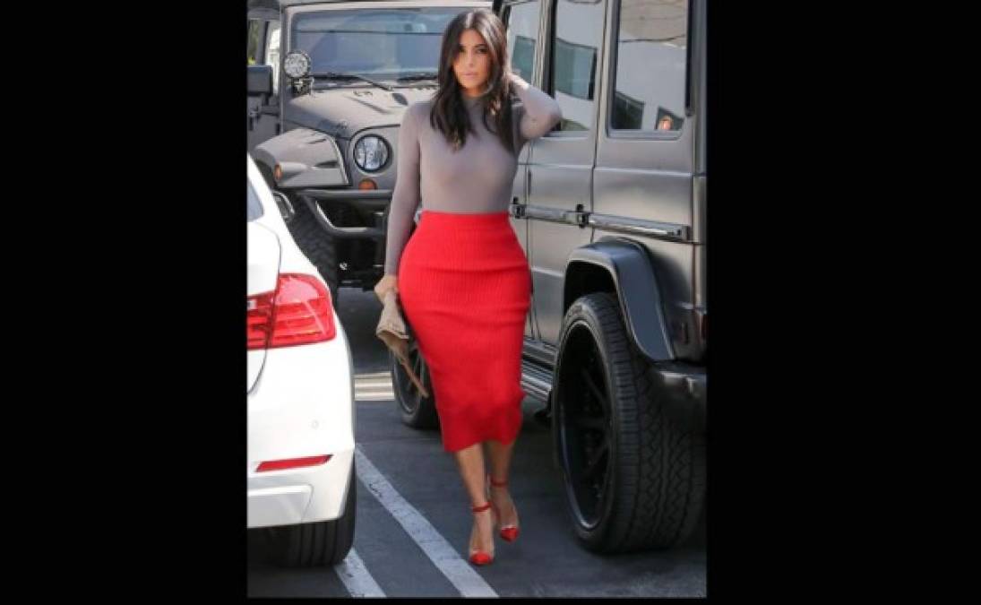 KIM KARDASHIAN. La estrella de telerrealidad paseó por Los Ángeles con esta ajustada falda roja de canalé de T by Alexander Wang.