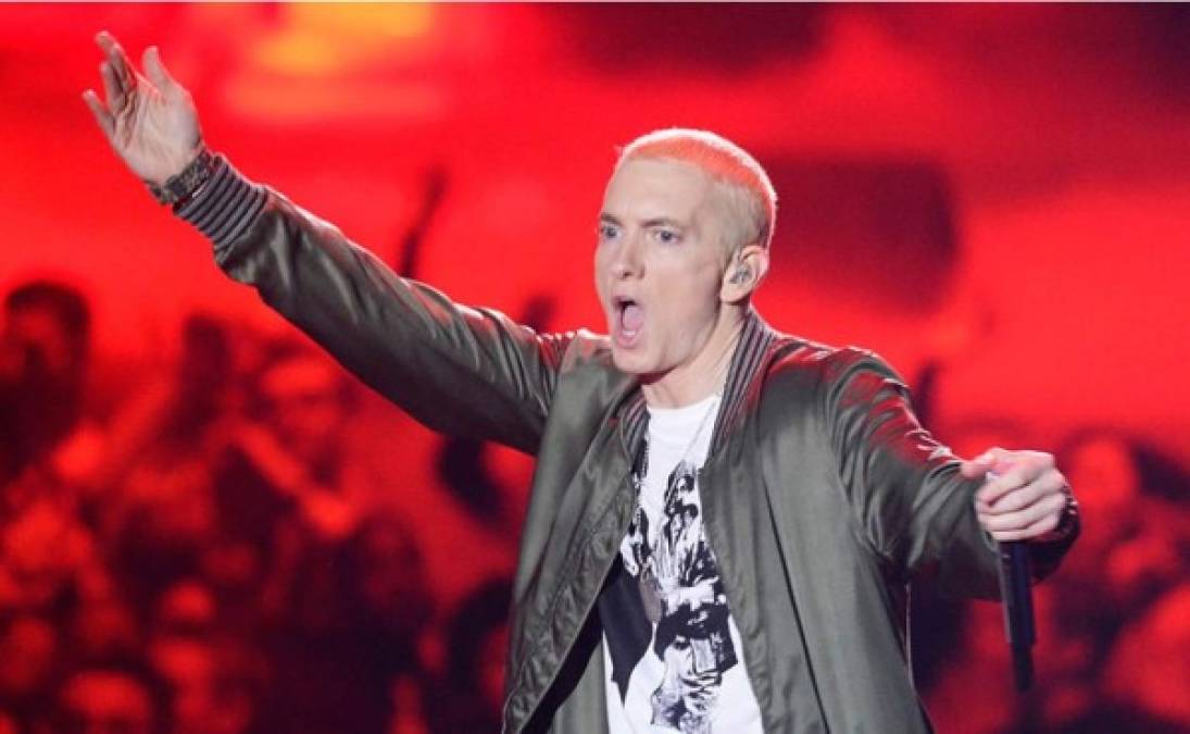 El récord mundial de Eminem es gracias al tema 'Rap God'. La canción tiene un total de 1,560 palabras, y hay un momento en el que el rapero logra decir 97 palabras en 15 segundos.