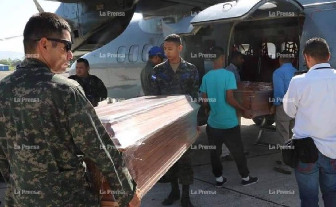 Momento en que soldados del ejército llevaban los ataúdes hacia La Mosquitia. Las personas que fueron rescatadas fueron llevadas hasta Puerto Lempira por personal de la Fuerza Naval.