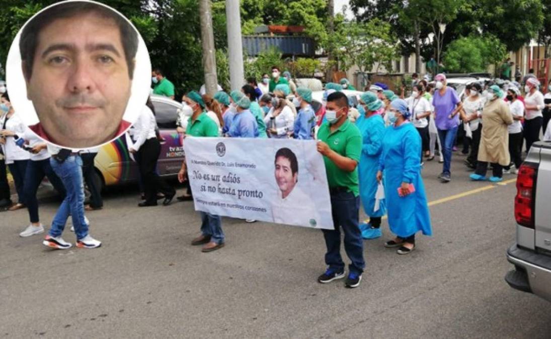 Médicos y personal hospitalario le dieron el último adiós al doctor Luis Enamorado con una ceremonia que arrancó frente a una clínica privada.