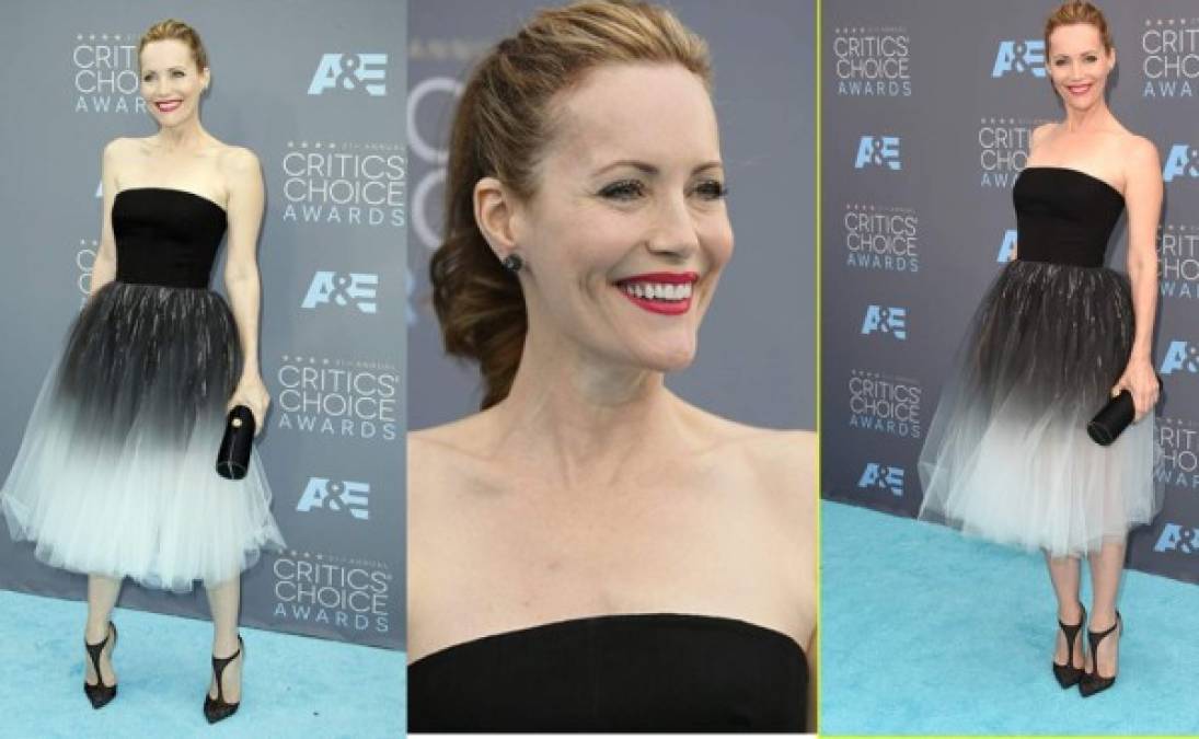 Leslie Mann en un vestido estraple de Monique Lhuillier, con calzado de Christian Louboutin, clutch de Amanda Pearl y joyas de Borgioni.