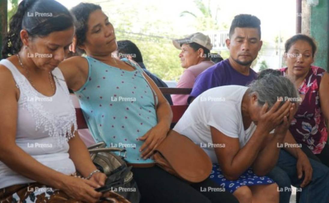 La mañana de este lunes llegaron a la morgue parientes de los cinco asesinados en la colonia El Porvenir, sector de El Carmen, San Pedro Sula.