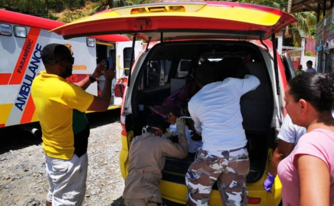 Bomberos y paramédicos esperaban por los heridos en Oak Ridge, Santos Guardiola, Roatán.