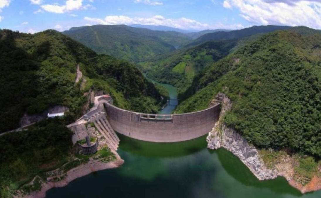 A raíz de la tormenta tropical Eta que dejó más de 60 muertos y cientos de personas damnificadas en el Valle de Sula, los rumores de la apertura de las compuertas de la misma se incrementaron, generando pánico y tensión entre los pobladores de la zona norte de Honduras pues puede generar crecida de ríos y empeorar la situación.