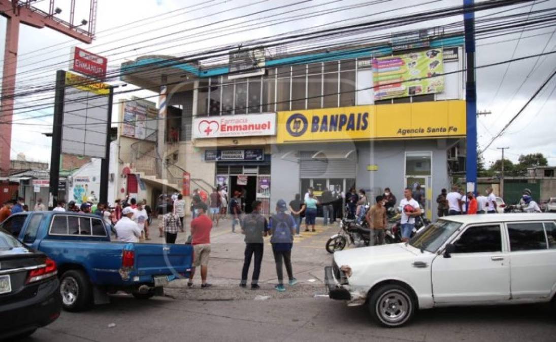 Los ciudadanos también fueron a los bancos para retirar ahorros, remesas, o hacer pago de deudas.