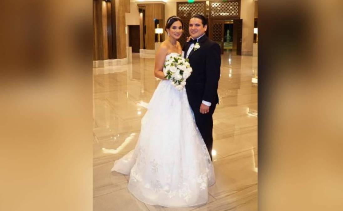 SAN PEDRO SULA. Después de tres hermosos años de noviazgo, los enamorados Guillermo Bográn y Mildred Reyes unieron sus vidas en sagrado matrimonio.<br/>