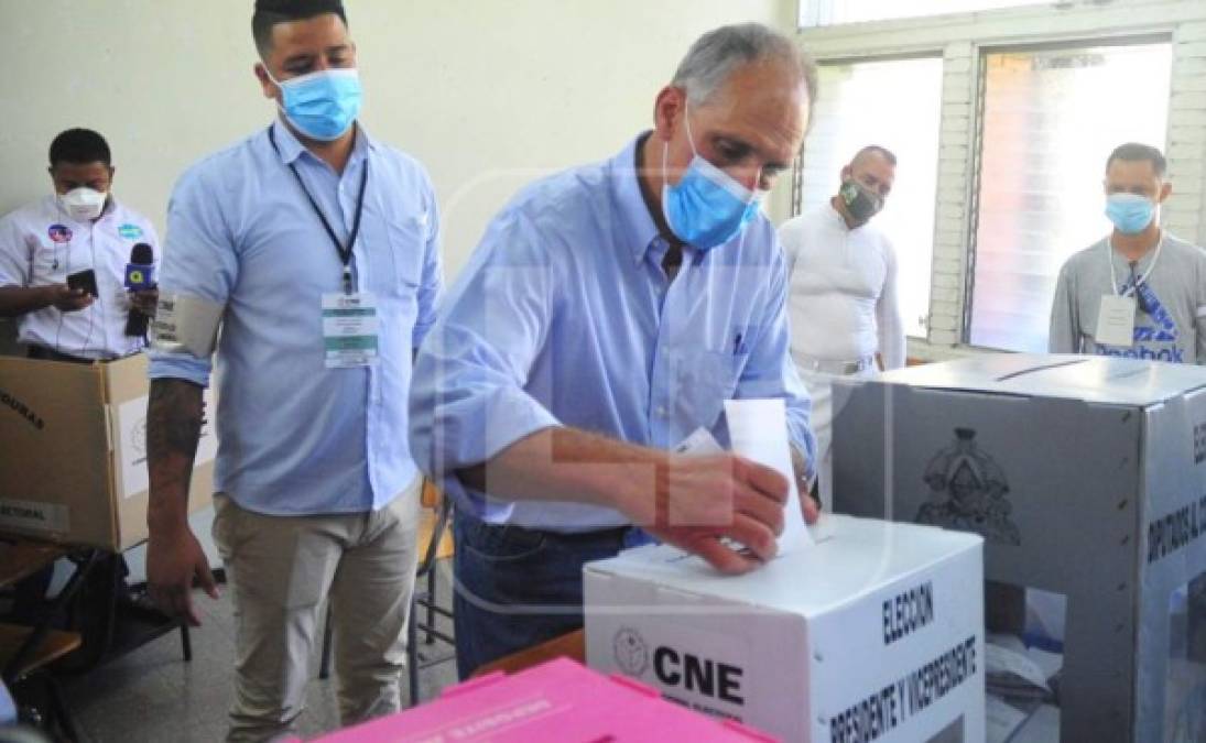 Nasry Asfura ejerciendo el voto en un centro de la capital.