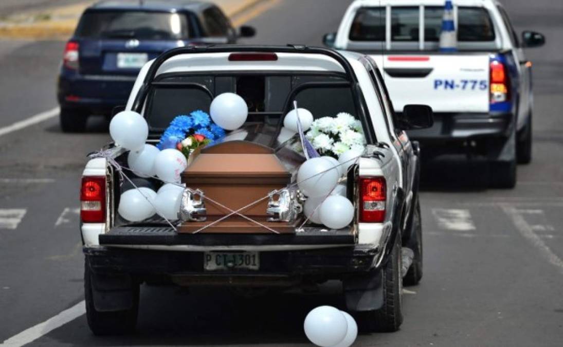 El ataúd del enfermero siendo transportado a un cementerio en Tegucigalpa. Foto AFP