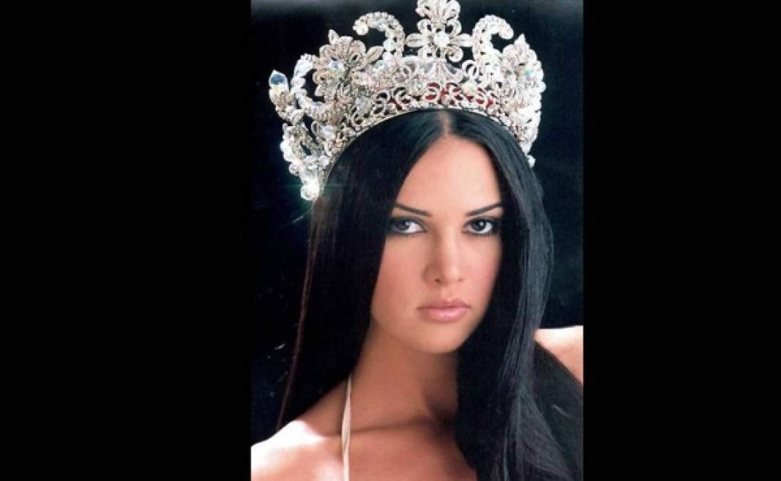 Mónica Spear ganó el certamen Miss Venezuela en 2004 y representó a su país en el subsiguiente concurso Miss Universo, donde estuvo entre las cinco finalistas.