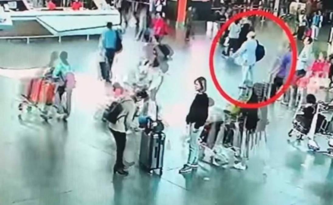 En un video que ha sido publicado en Youtube se puede ver el momento exacto cuando una mujer utiliza una especie de pañuelo para envenenar Kim Jong-nam, hermano del líder norcoreano Kim Jong-un.