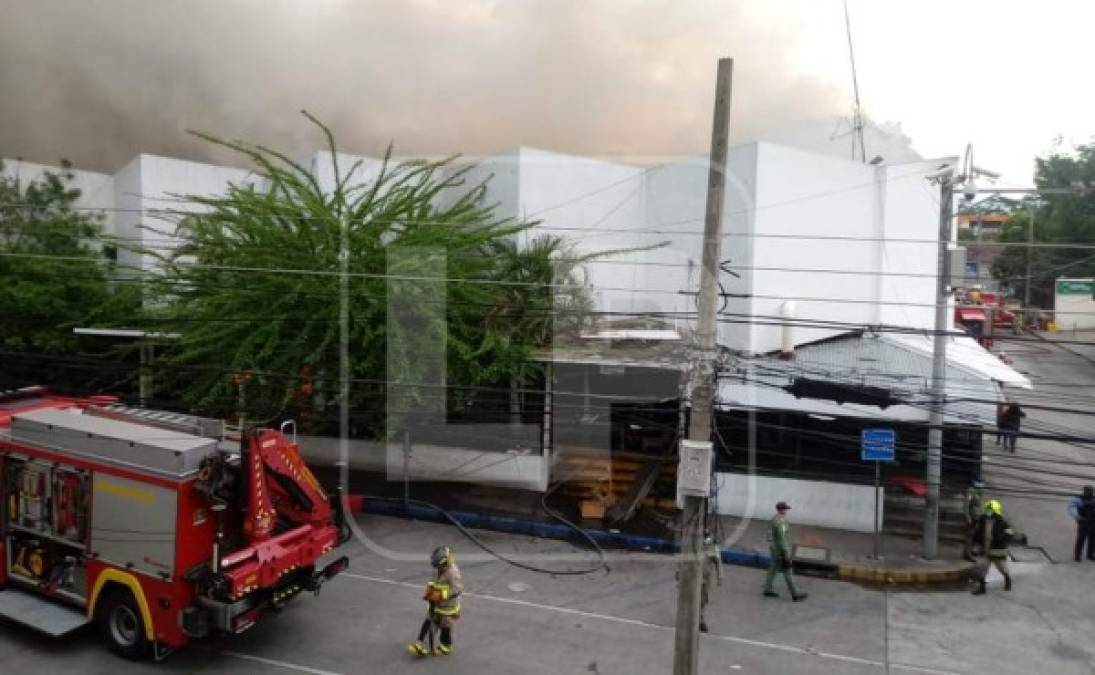 Varias unidades de los bomberos llegaron al Mercado Guamilito. A pesar que el accionar fue rápido se reportan pérdidas millonarias.