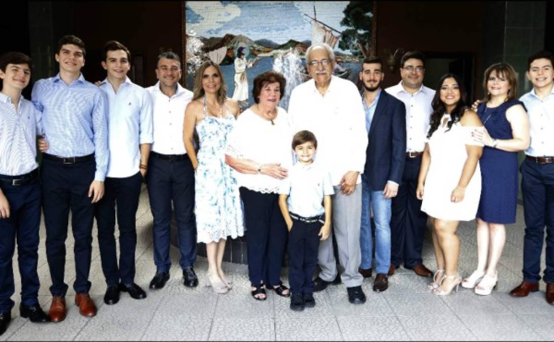 Llenos de júbilo Sebastián, Javier, Marco, Marco, Rosamaría, Mary Ann, Marco, Daniel , David, Corina, Sabrina y David Raudales y el pequeño Andrés Raudales.