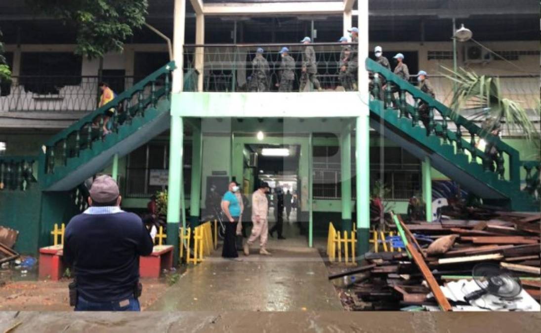 Evacuando a damnificados del Instituto Patria, de La Lima, debido a las intensas lluvias.