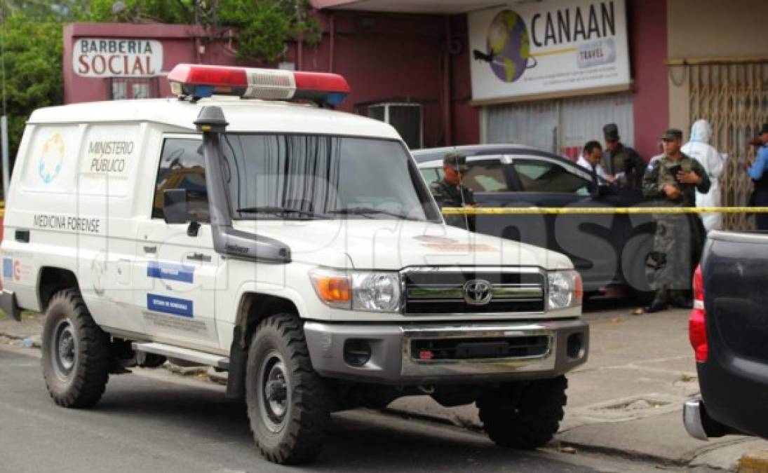 Medicina Forense trabaja en el levantamiento del cadáver de Carlos Iván, el cual quedó en el interior del negocio.