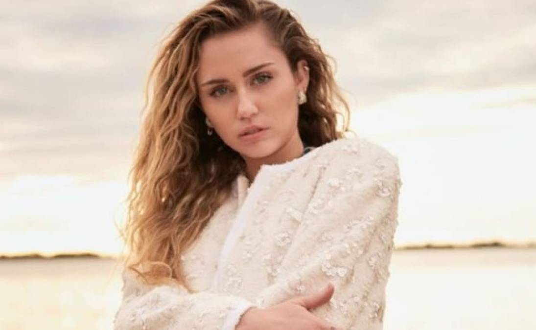 La cantante posó para la revista en donde habló sobre su sexualidad y su reciente matrimonio con Liam Hemsworth y aprovechar para dejar claro que ella es una rebelde con causa.