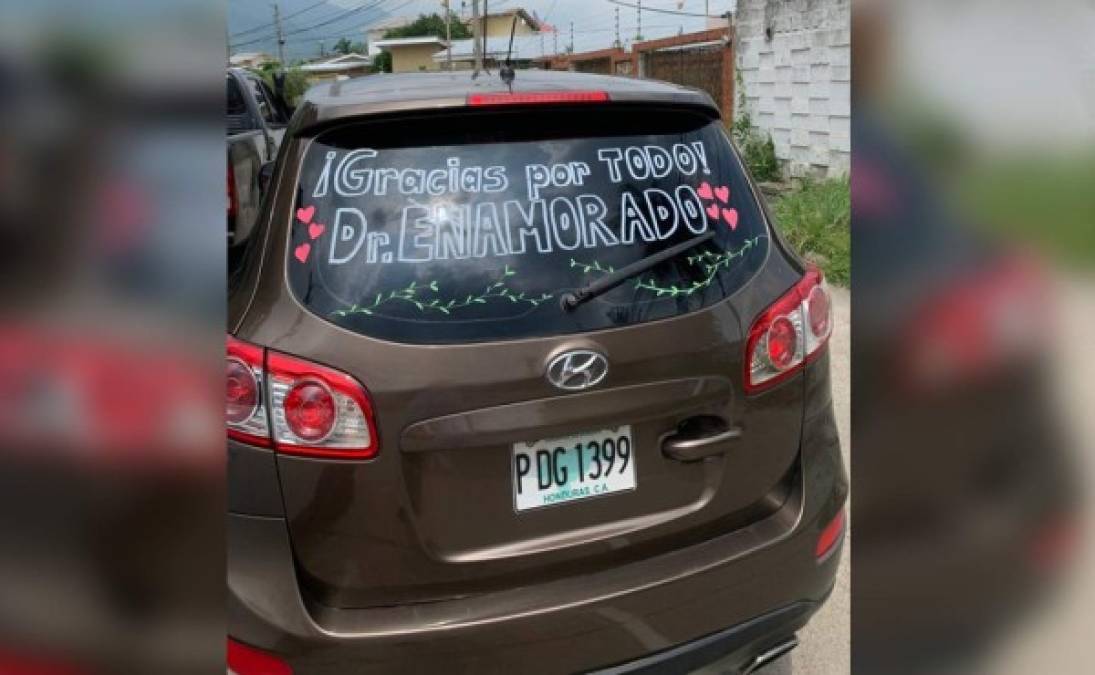 Uno de los vehículos en caravana ilustraba este mensaje acerca del doctor Luis Enamorado.