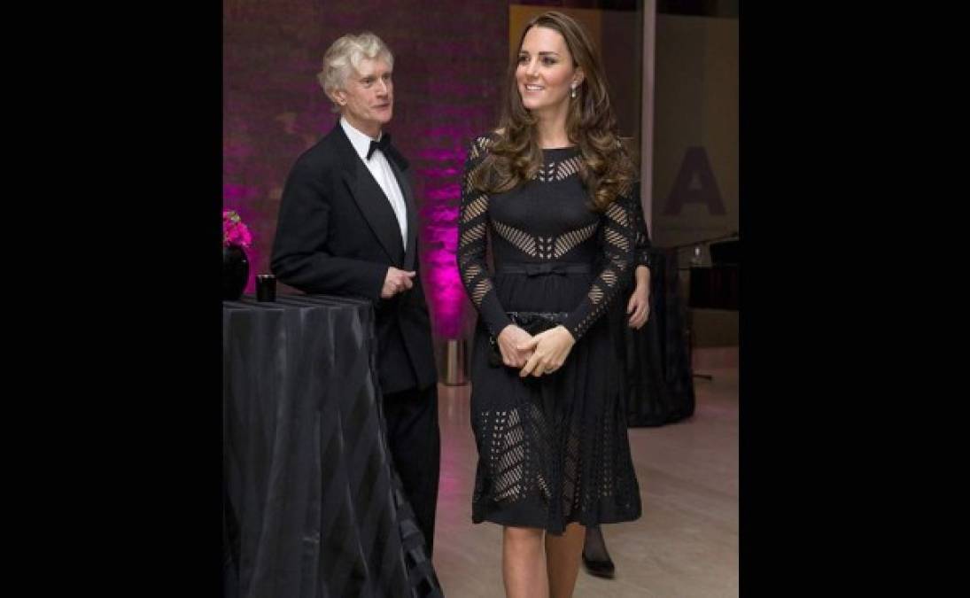 KATE MIDDLETON. El negro fue el color elegido para asistir a un evento benéfico en Londres, donde lució este vestido de crochet por encima de la rodilla y falda con vuelo de Temperley London.