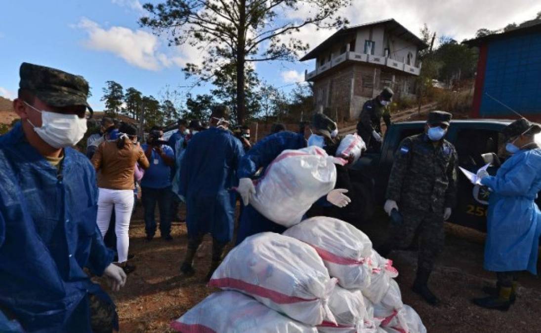 Un nutrido convoy militar la repartición en el bulevar Kennedy, este de la ciudad, hacia la cercana barriada de los Pinos.