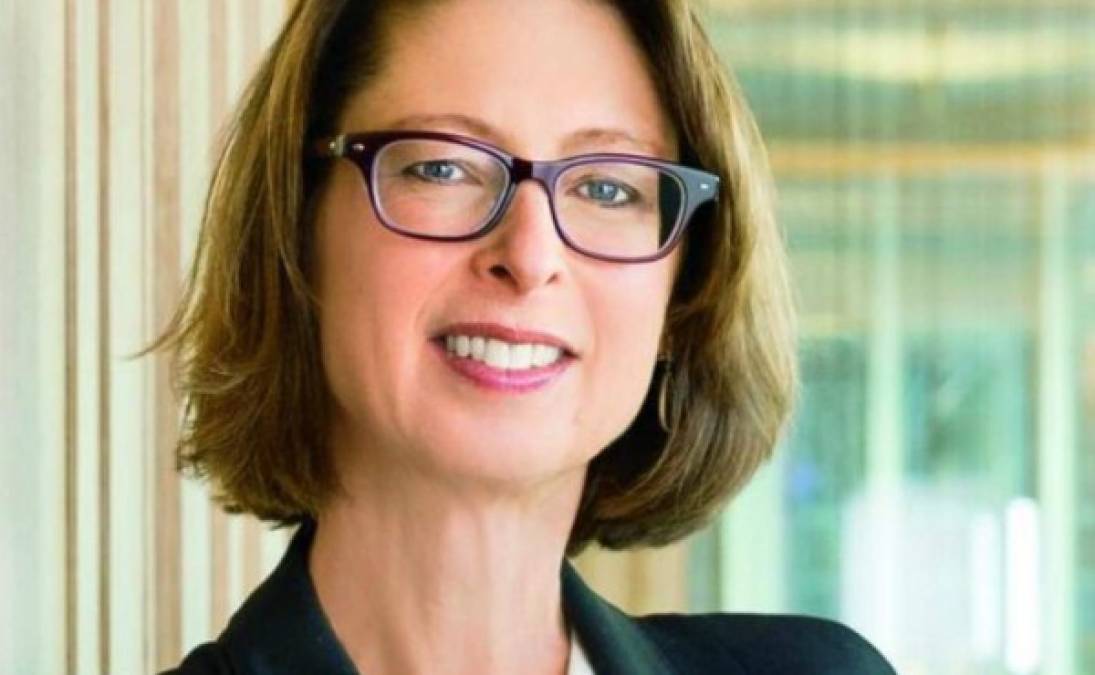 Según ABC, Abigail Johnson es una empresaria e inversora estadounidense. Desde 2014 es presidenta y CEO para Estados Unidos de Fidelity Investments (FMR). Además preside la compañía gemela Fidelity International (FIL). Fidelity fue fundada por su abuelo Edward C. Johnson II.