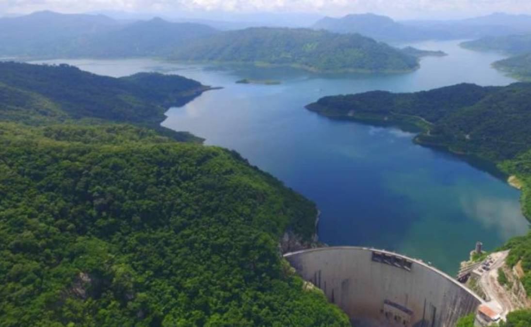 Sin embargo, las autoridades de la represa y la comisión interventora de la Empresa Nacional de Energía Eléctrica (Enee) han descartado las descargas a pesar que al dia de hoy, el nivel del agua contenida llegó a 285.60 metros sobre el nivel del mar y la cota máxima de operación de de 288. A continuación presentamos los cinco rumores y verdades más importantes de esclarecer sobre la capacidad, funcionalidad y posibles fallas del Cajón, con el apoyo del ingeniero Rolando Rodríguez, director de Generación Hidroeléctrica de la Enee.