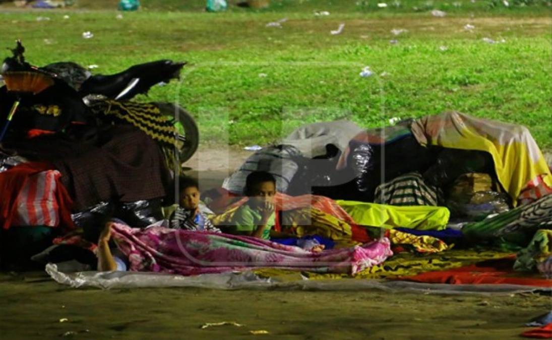 Unas 60 familias, entre ellos niños y ancianos se mantienen albergadas en los bajos del puente intercambiador de la salida del sur de San Pedro Sula, a la altura de Chamelecón. Foto Melvin Cubas