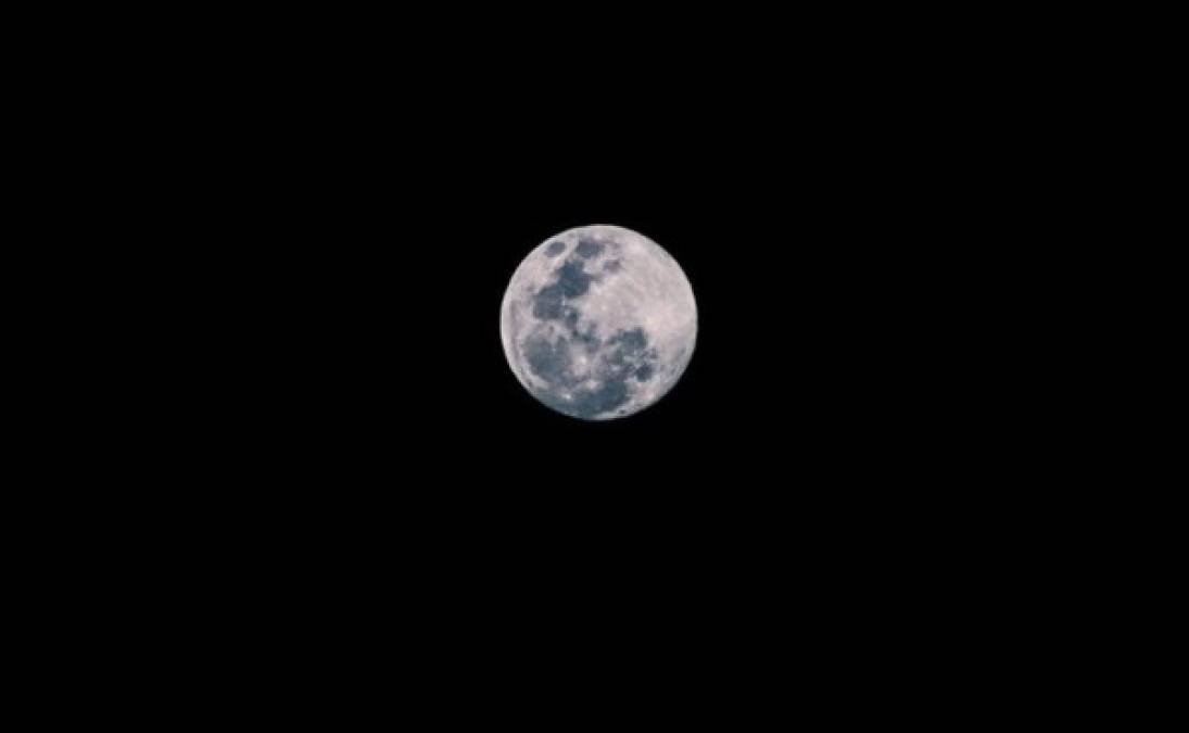 La Superluna de Nieve vista desde Tegucigalpa. Foto de Jocksan Rubio.