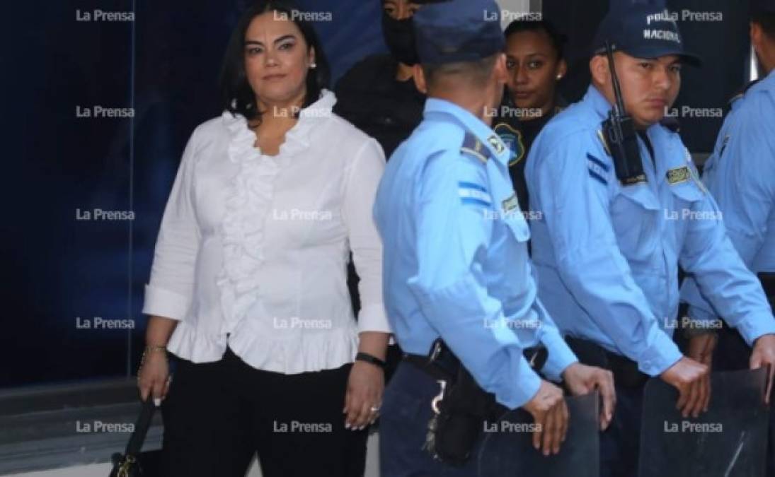 Hoy, 20 de agosto de 2019 fecha en la que se leyó su sentencia, Rosa Elena o Mi Rosita como la llama el ex presidente Porfirio Lobo Sosa, llegó con un look fresco, con su cabello planchado, maquillaje y luciendo un traje blanco y negro. Así se le vio, distinta a la Rosa Elena seria durante el desarrollo del juicio.