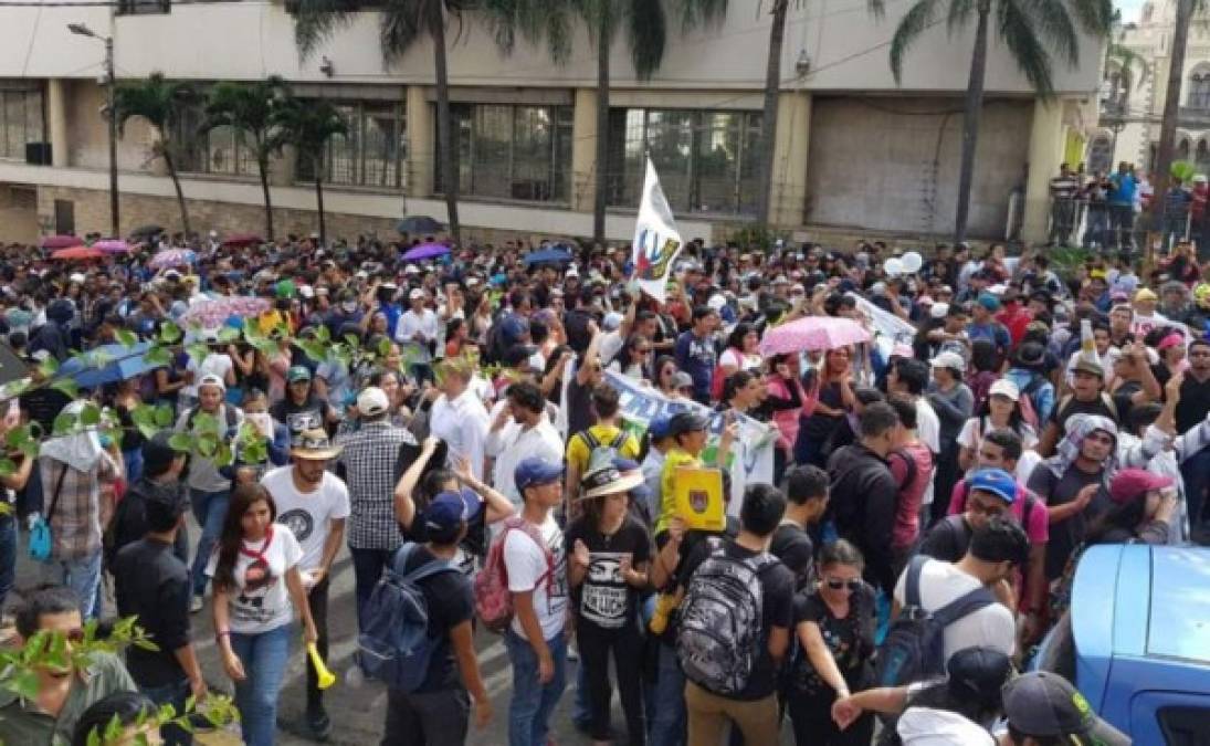 Centenares de estudiantes de la Universidad Nacional Autónoma de Honduras (Unah) salieron este miércoles en una marcha hacia el Congreso Nacional, ubicado en Tegucigalpa, capital de Honduras, en donde entregaron un anteproyecto de ley. El Congreso Nacional recibió a tres estudiantes del Movimiento Estudiantil Universitario (MEU) quienes entregaron la propuesta a la Comisión de Educación del Hemiciclo Legislativo.