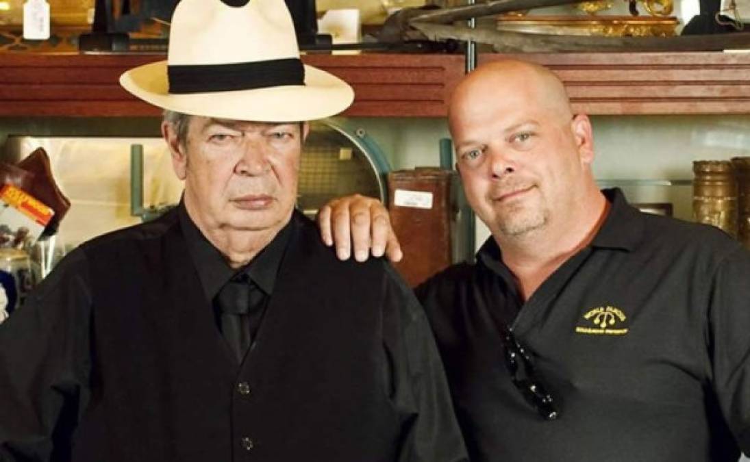 Richard Harrison, fundador de la casa de empeño que inspiró el popular reality show del canal History, 'El precio de la historia', falleció a sus 77 años, el lunes 25 de junio.<br/><br/>Las causas de su muerte no fueron compartidas por su familia. Las apariciones de Harrison en el programa durante los últimos dos años fueron escasas o nulas. <br/><br/>Harrison se mudó a Las Vegas a principios de 1980 y abrió el Gold & Silver Pawn Shop con su hijo, Rick Harrison, quien ahora dirige el negocio junto a su propio hijo, Corey Harrison.<br/><br/>En la imagen, Richard y su hijo Rick Harrison.